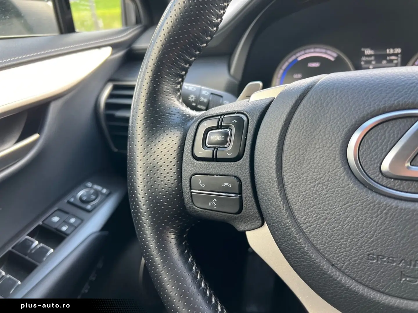 NX 300h E-FOUR F SPORT  Matrix 360  Levinson Pan