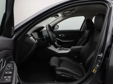 330e Kamera DAB HiFi DrivingAssist Alarm Sport