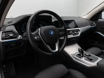 330e Kamera DAB HiFi DrivingAssist Alarm Sport