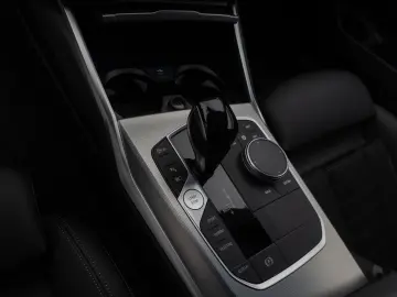 330e Kamera DAB HiFi DrivingAssist Alarm Sport