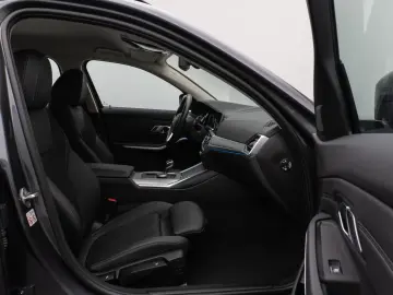 330e Kamera DAB HiFi DrivingAssist Alarm Sport