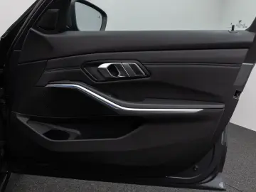 330e Kamera DAB HiFi DrivingAssist Alarm Sport