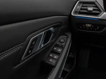 330e Kamera DAB HiFi DrivingAssist Alarm Sport