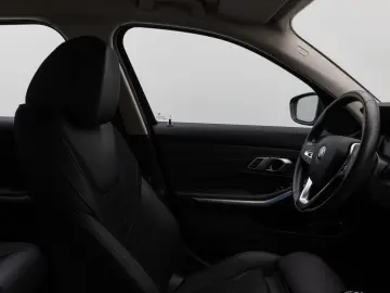 330e Kamera DAB HiFi DrivingAssist Alarm Sport