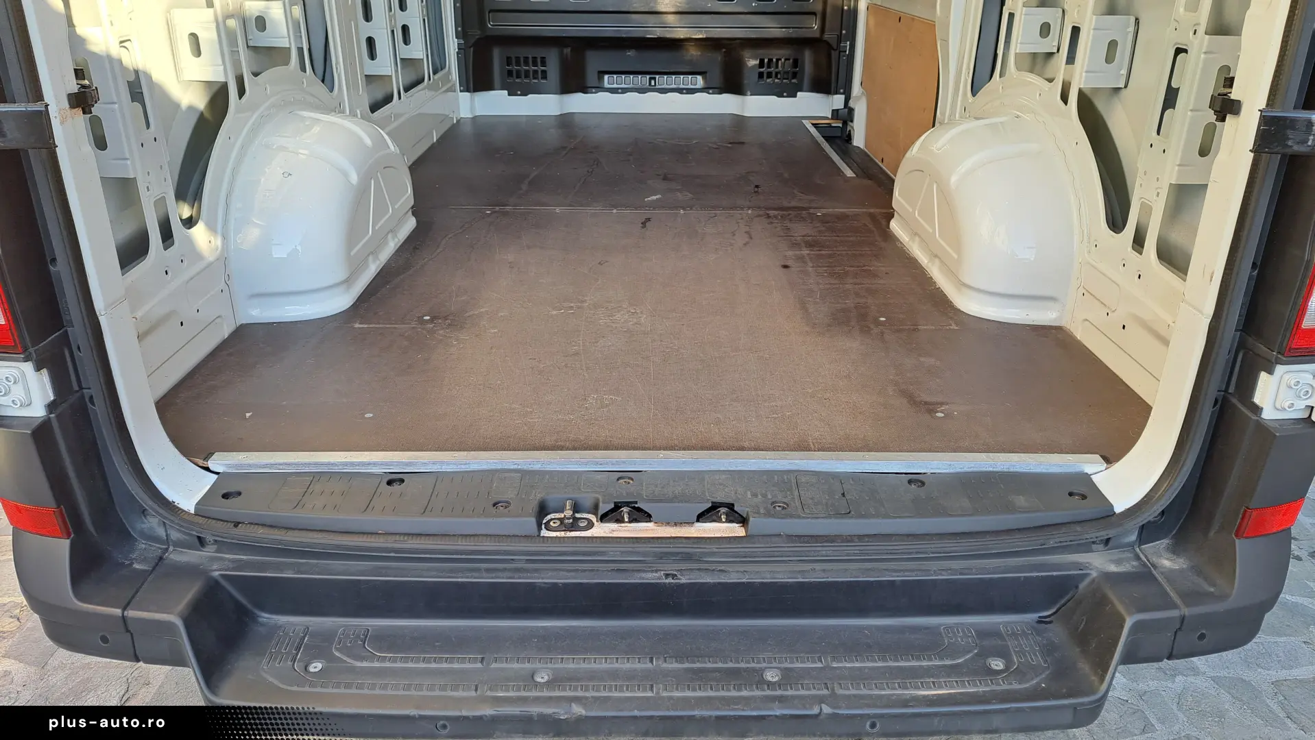 VOLKSWAGEN CRAFTER VAN L3H3 BUSINESS LINE FWD