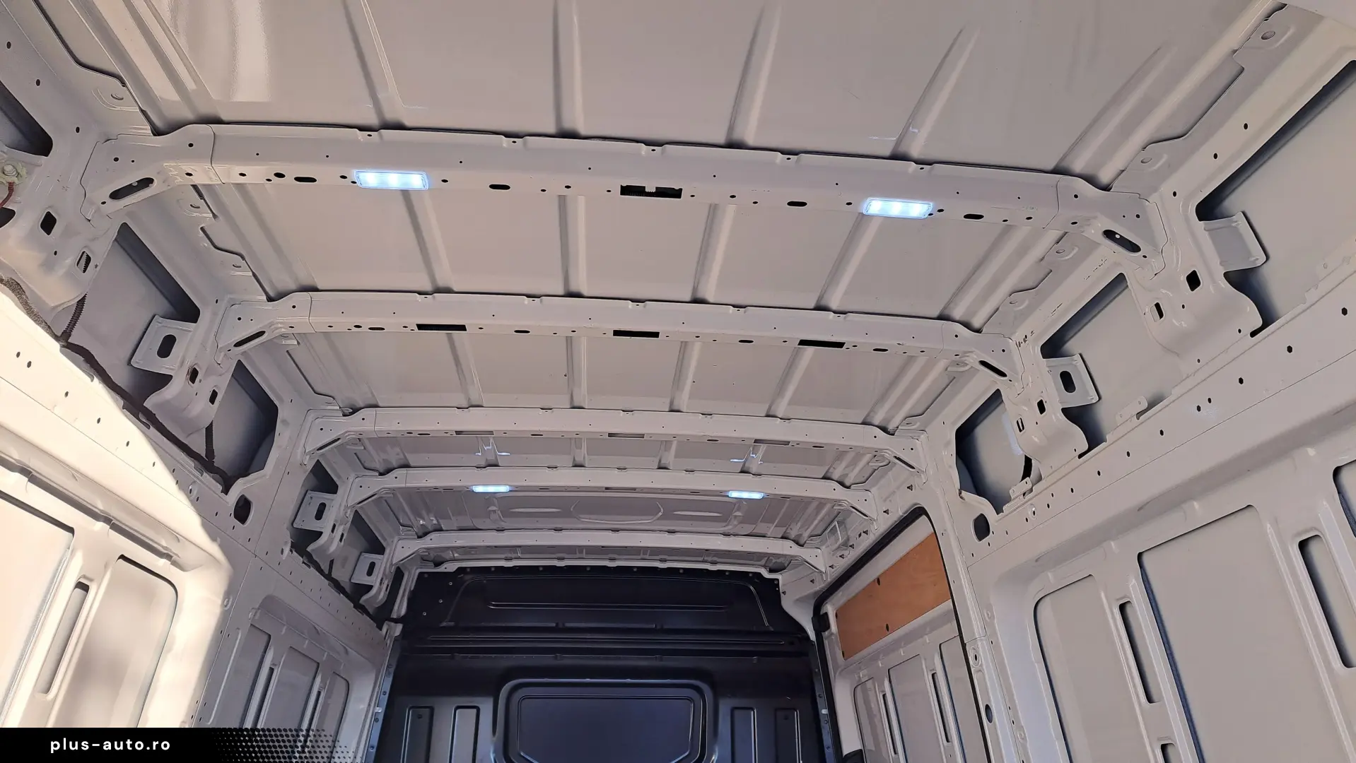 VOLKSWAGEN CRAFTER VAN L3H3 BUSINESS LINE FWD