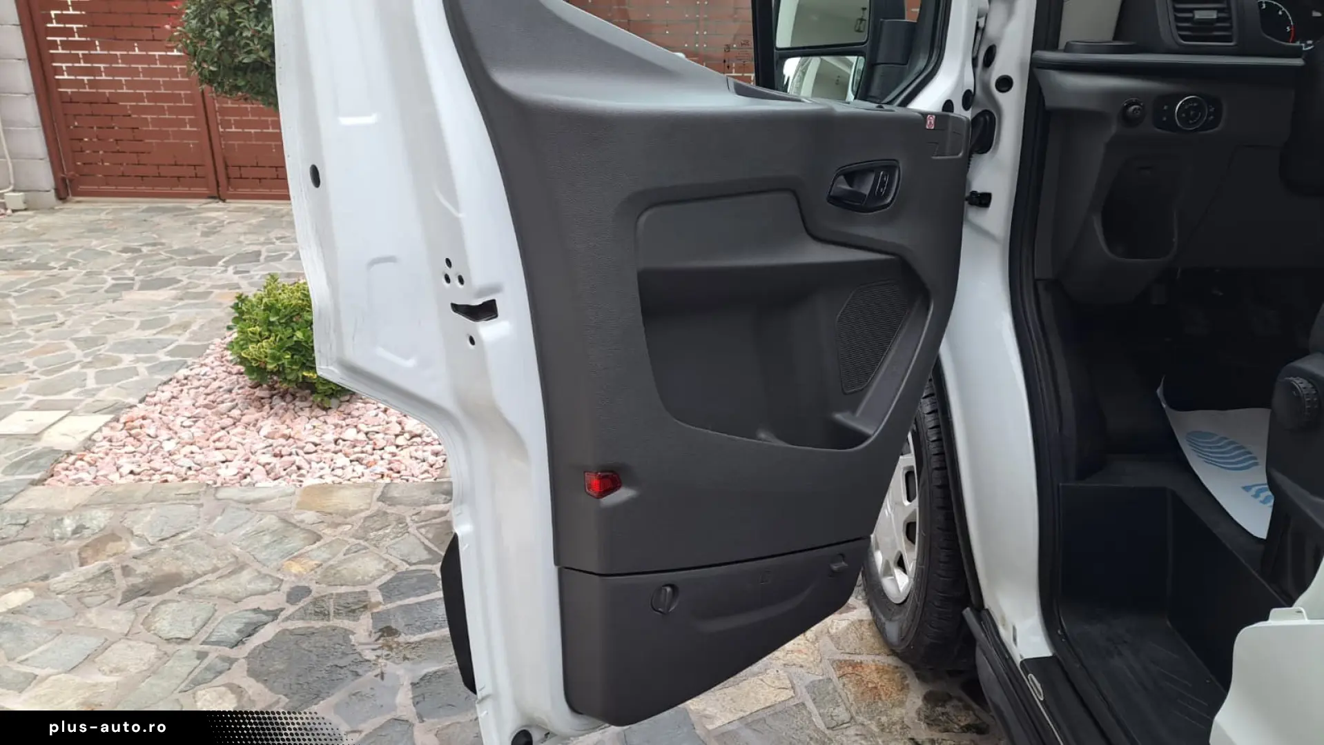 FORD TRANSIT D-CAB TREND L4 RWD