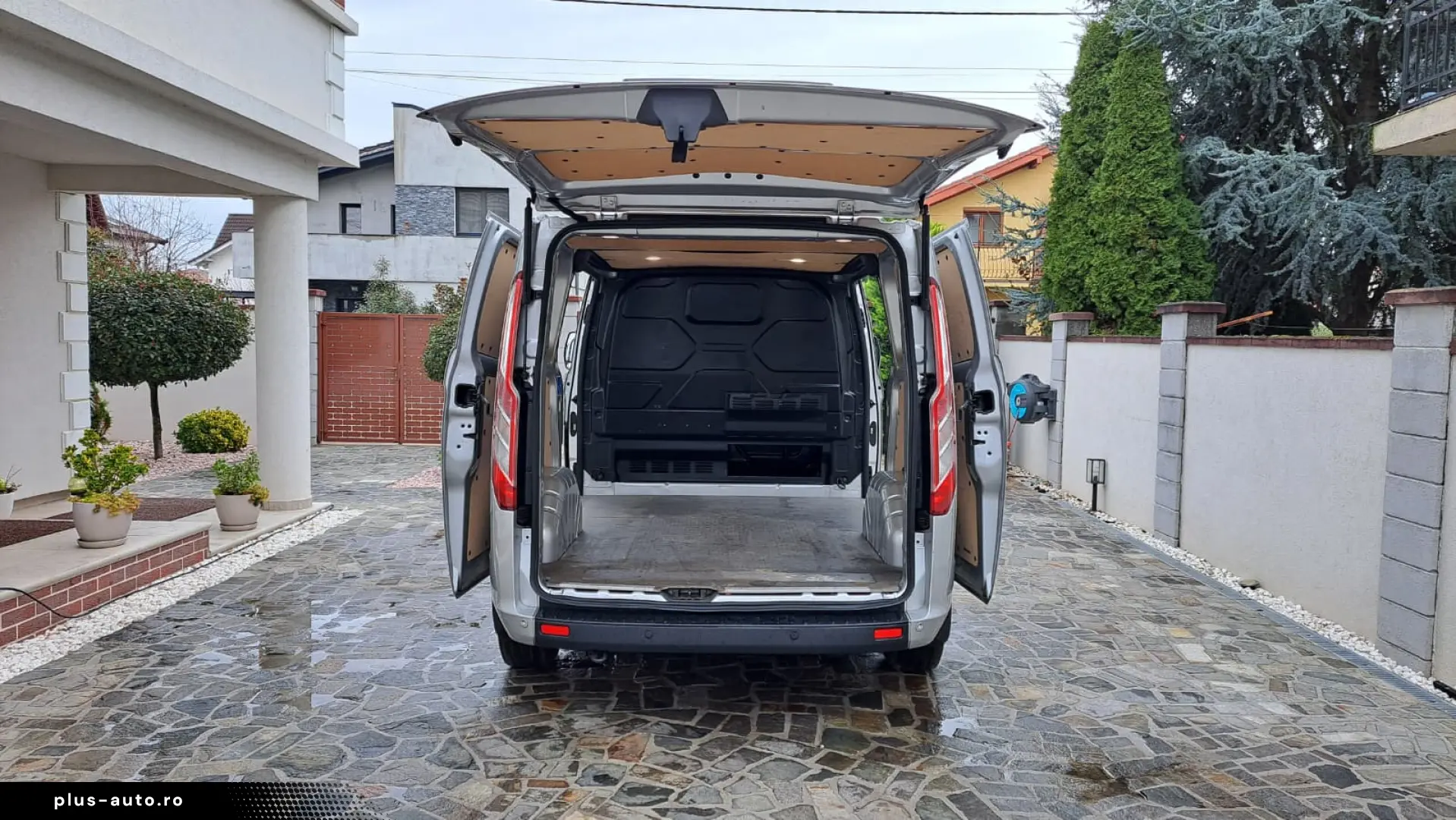 FORD CUSTOM VAN TREND L1H1 FWD