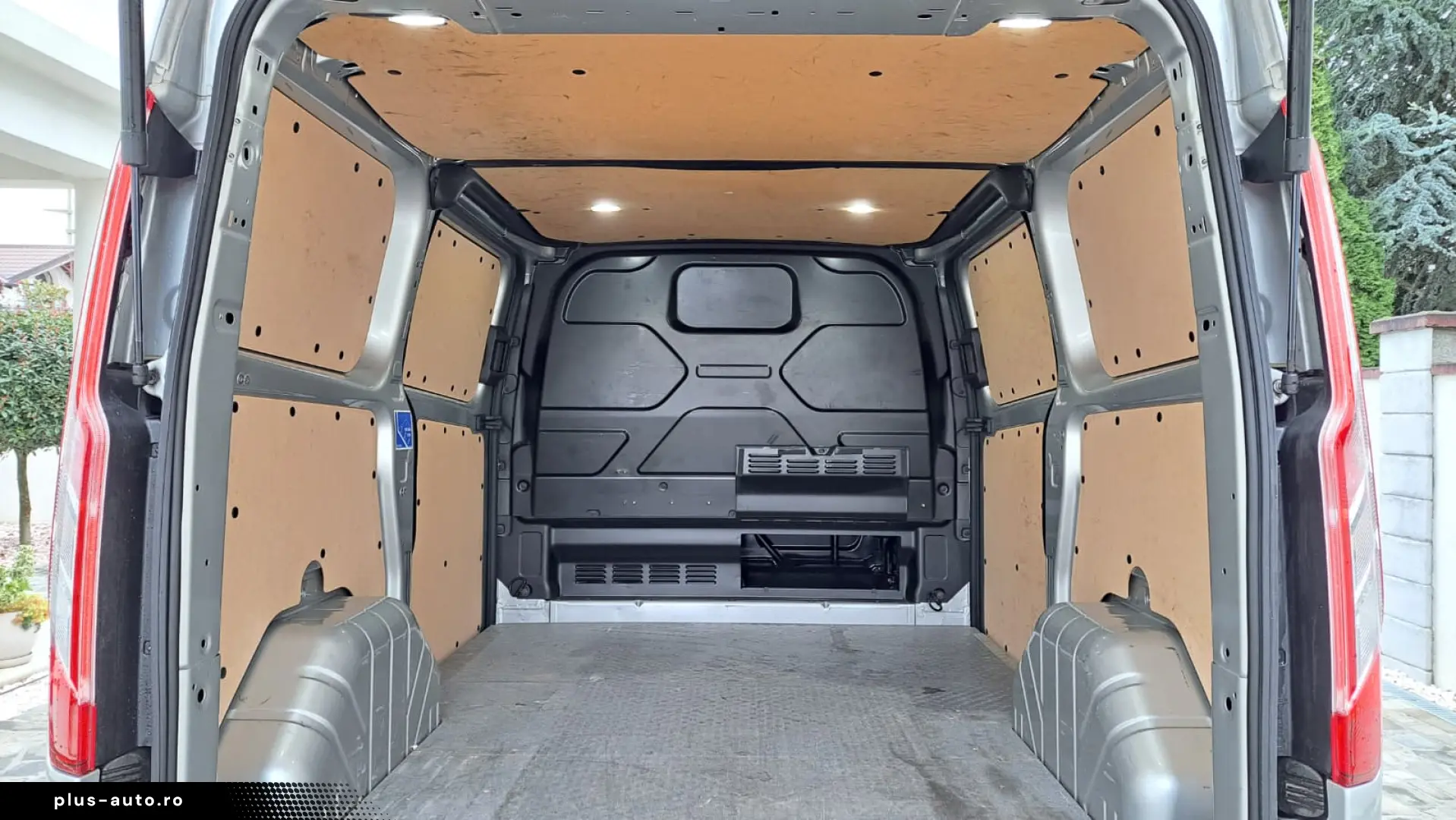 FORD CUSTOM VAN TREND L1H1 FWD