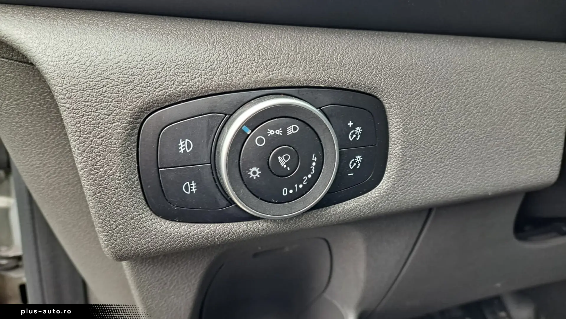 FORD CUSTOM VAN TREND L1H1 FWD