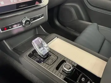 XC90 T8 Ultra Dark BOWERS 360