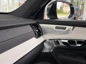 XC90 T8 Ultra Dark BOWERS 360