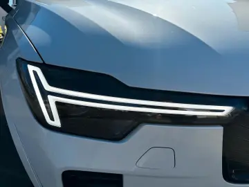 XC90 T8 PlusDark FaceLift7-Sitzer Pano360 Luftfa