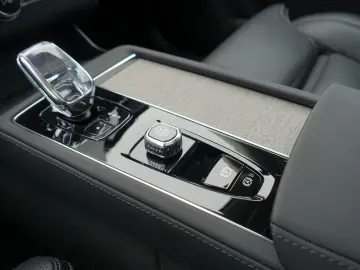 XC90 Plus T8 AWD Plug-in Hybrid AirSusp TowHook 360