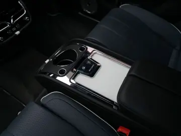 Bentayga EWB Mulliner V8