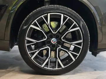 X5 M xDRIVE COMPE PANO HUD AKRAPOVIČ 77.934€NETT