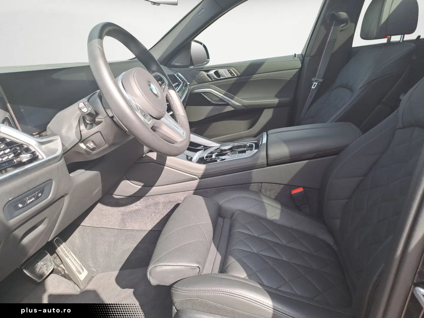 X6 xDrive30d M SPORT PRO AHK Iconic Glow Driving