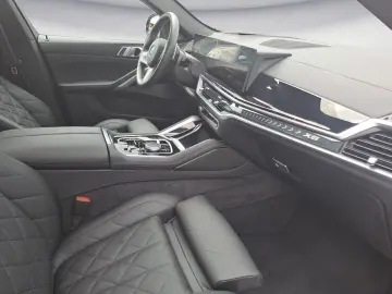 X6 xDrive30d M SPORT PRO AHK Iconic Glow Driving