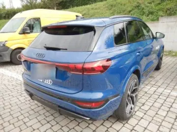 SQ6 e-tron quattro edition one blue Panoramadach
