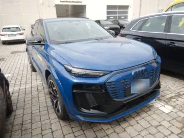 SQ6 e-tron quattro edition one blue Panoramadach