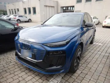 SQ6 e-tron quattro edition one blue Panoramadach