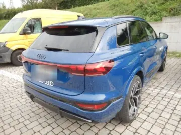 SQ6 e-tron quattro edition one blue Panoramadach