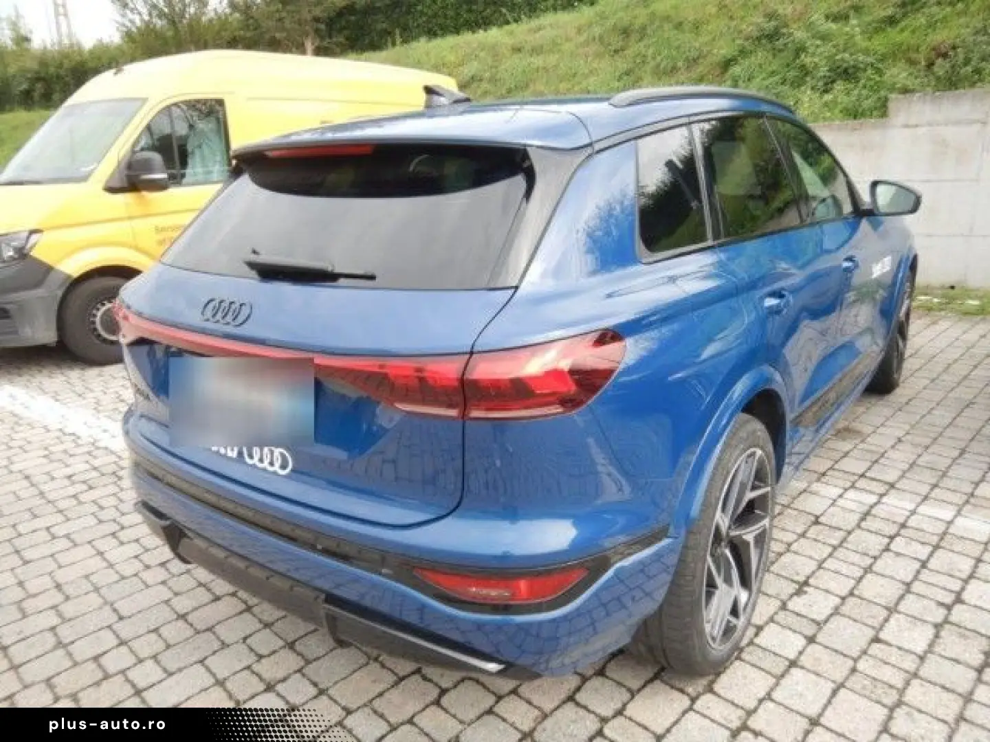 SQ6 e-tron quattro edition one blue Panoramadach
