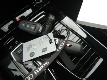 SQ6 e-tron quattro edition one blue Panoramadach