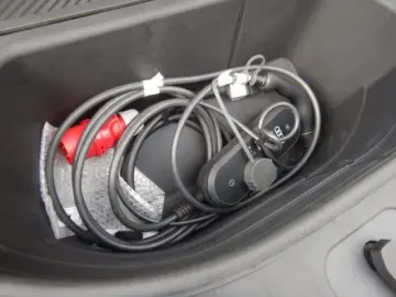 SQ6 e-tron quattro edition one blue Panoramadach