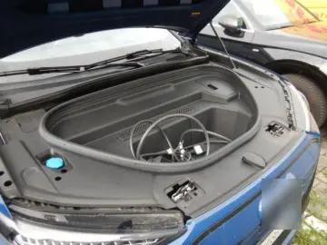 SQ6 e-tron quattro edition one blue Panoramadach