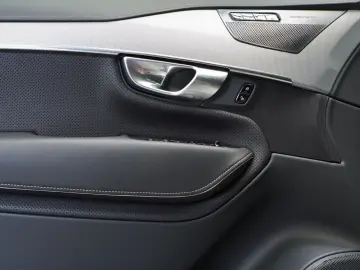 XC90 B5 D AWD Mild-Hybrid Plus Dark PANO AHK