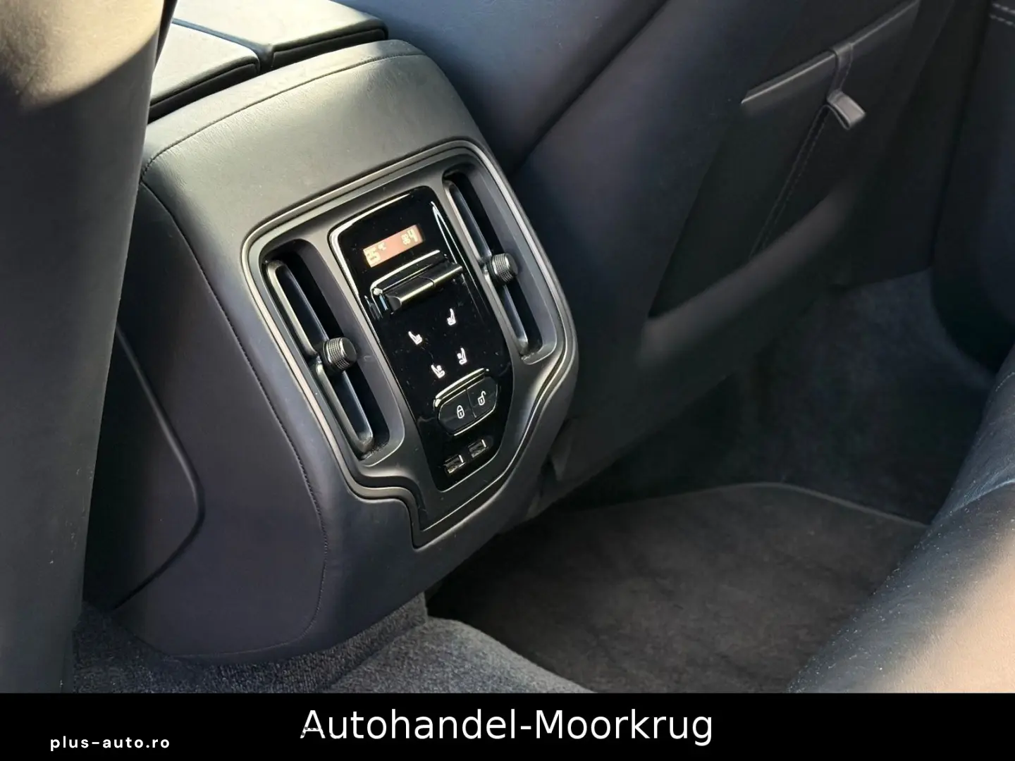 DBX707 4.0 V8  Vollausstattung Carbon-Paket