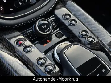 DBX707 4.0 V8  Vollausstattung Carbon-Paket