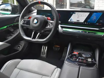 M5 Limousine