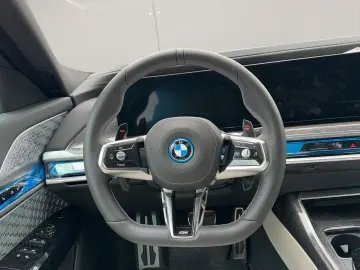 M760 e xDrive Pano B&W Executive Lounge mit TV