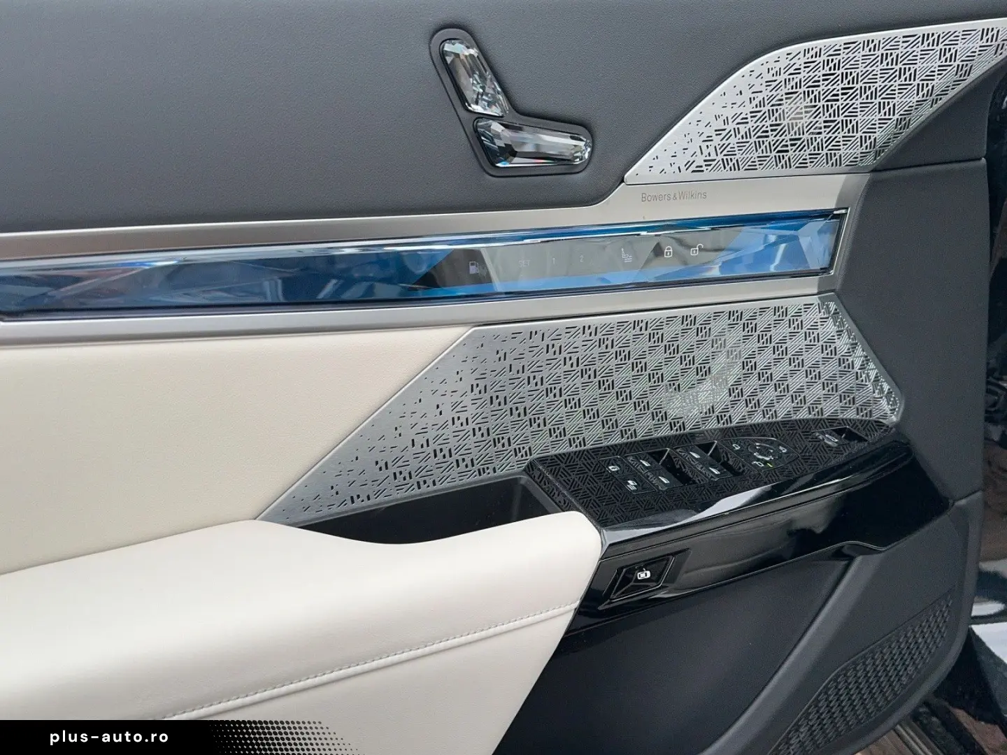 M760 e xDrive Pano B&W Executive Lounge mit TV