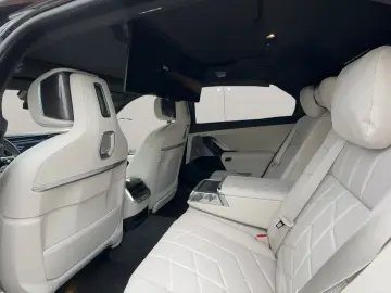 M760 e xDrive Pano B&W Executive Lounge mit TV