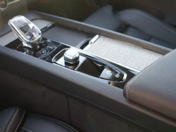 XC60 Ultra T8 AWD Plug-in Massage B&W 360  FourC