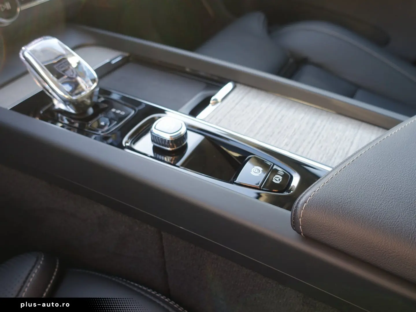 XC60 Ultra T8 AWD Plug-in Massage B&W 360  FourC