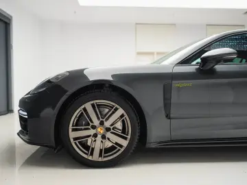 Porsche Panamera 4 E-Hybrid Platinum Edition