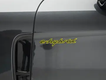 Porsche Panamera 4 E-Hybrid Platinum Edition