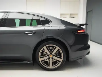Porsche Panamera 4 E-Hybrid Platinum Edition