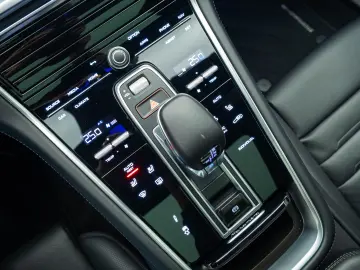 Porsche Panamera 4 E-Hybrid Platinum Edition