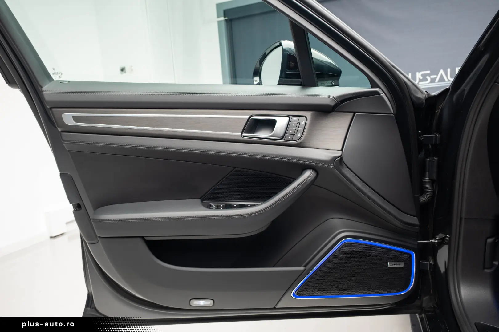 Porsche Panamera 4 E-Hybrid Platinum Edition