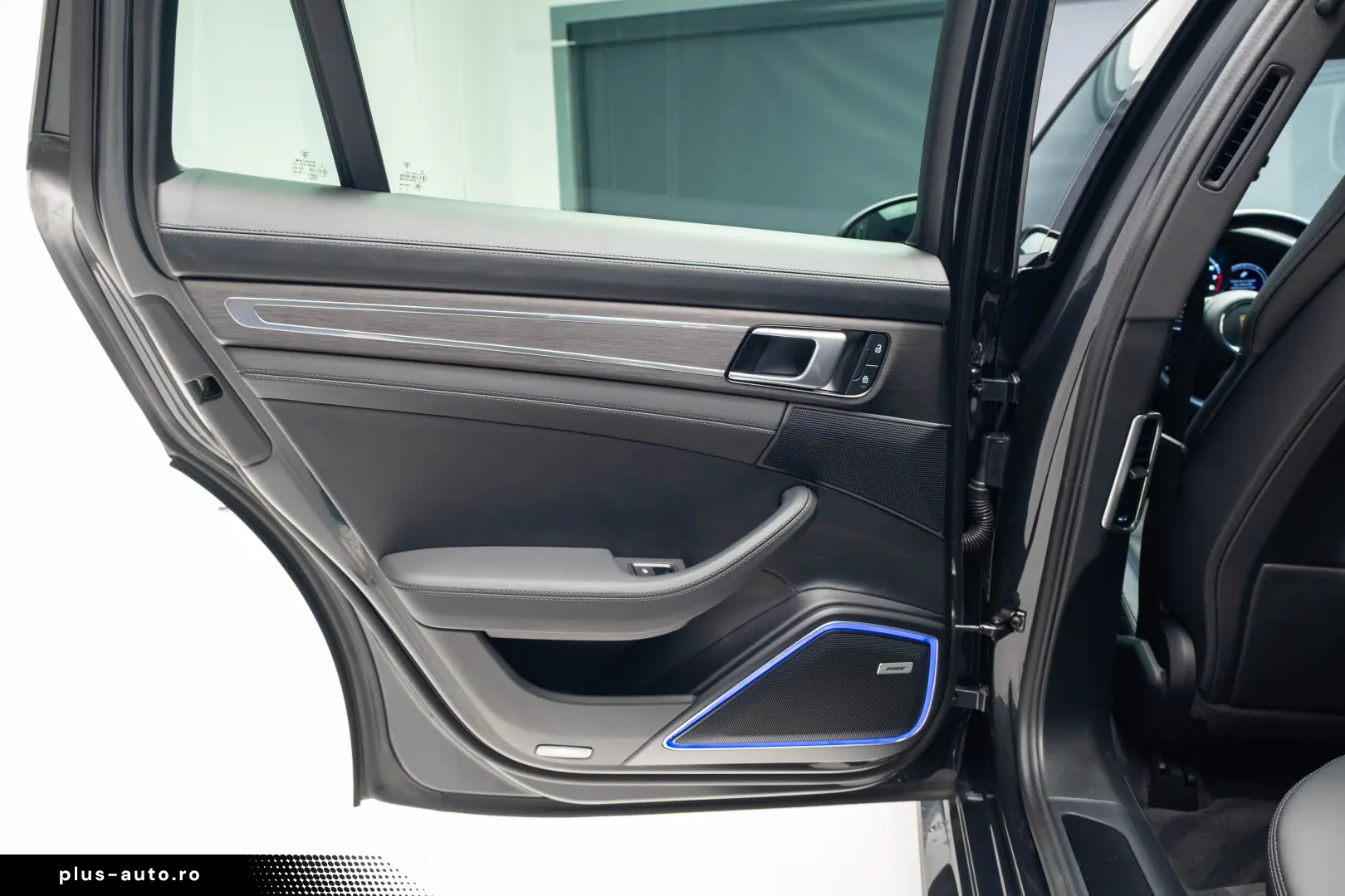 Porsche Panamera 4 E-Hybrid Platinum Edition