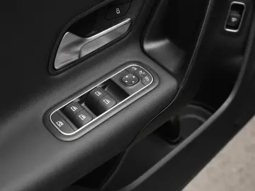 CLA 180 Rückfahrkamera Sitzheizung MBUX-Navi LED