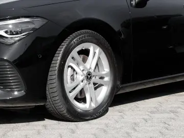 CLA 180 Rückfahrkamera Sitzheizung MBUX-Navi LED