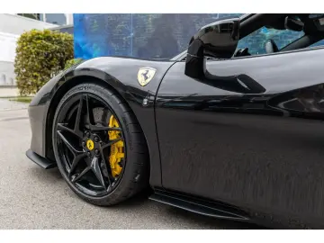 F8 Tributo 1. Hand Carbon Rennsitze