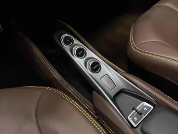 FERRARI F8 CARBON LIFT CARPLAY SURROUND