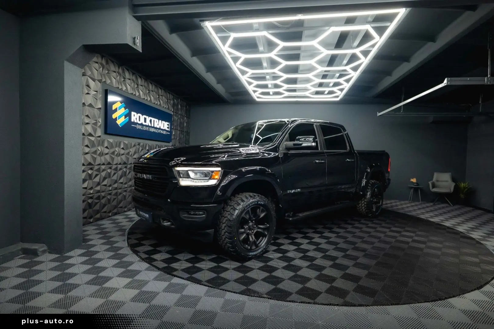 RAM 5.7 V8 HEMI 4x4 LARAMIE Offroad Night LED